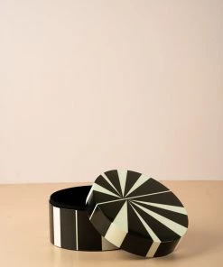 The-Golden-Triangle-India Illusion Circular Box