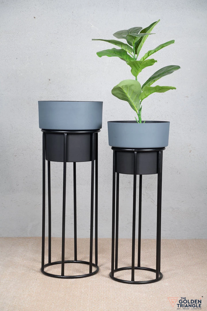 The-Golden-Triangle-India Arzola Two Tone Planter - Black & Gray 3 The-Golden-Triangle-India Arzola Two Tone Planter - Black & Gray