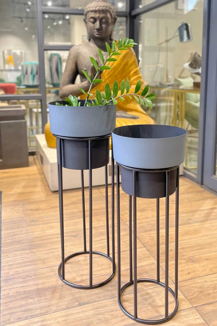 The-Golden-Triangle-India Arzola Two Tone Planter - Black & Gray 4 The-Golden-Triangle-India Arzola Two Tone Planter - Black & Gray