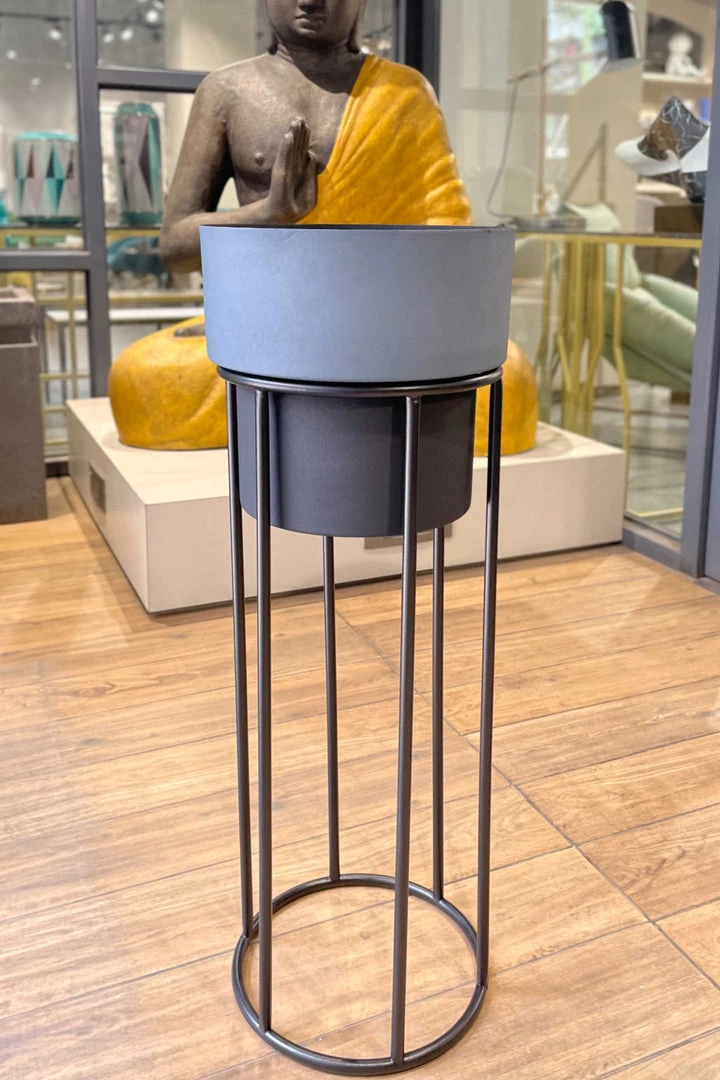 The-Golden-Triangle-India Arzola Two Tone Planter - Black & Gray 5 The-Golden-Triangle-India Arzola Two Tone Planter - Black & Gray