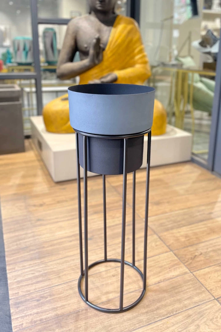 The-Golden-Triangle-India Arzola Two Tone Planter - Black & Gray 7 The-Golden-Triangle-India Arzola Two Tone Planter - Black & Gray